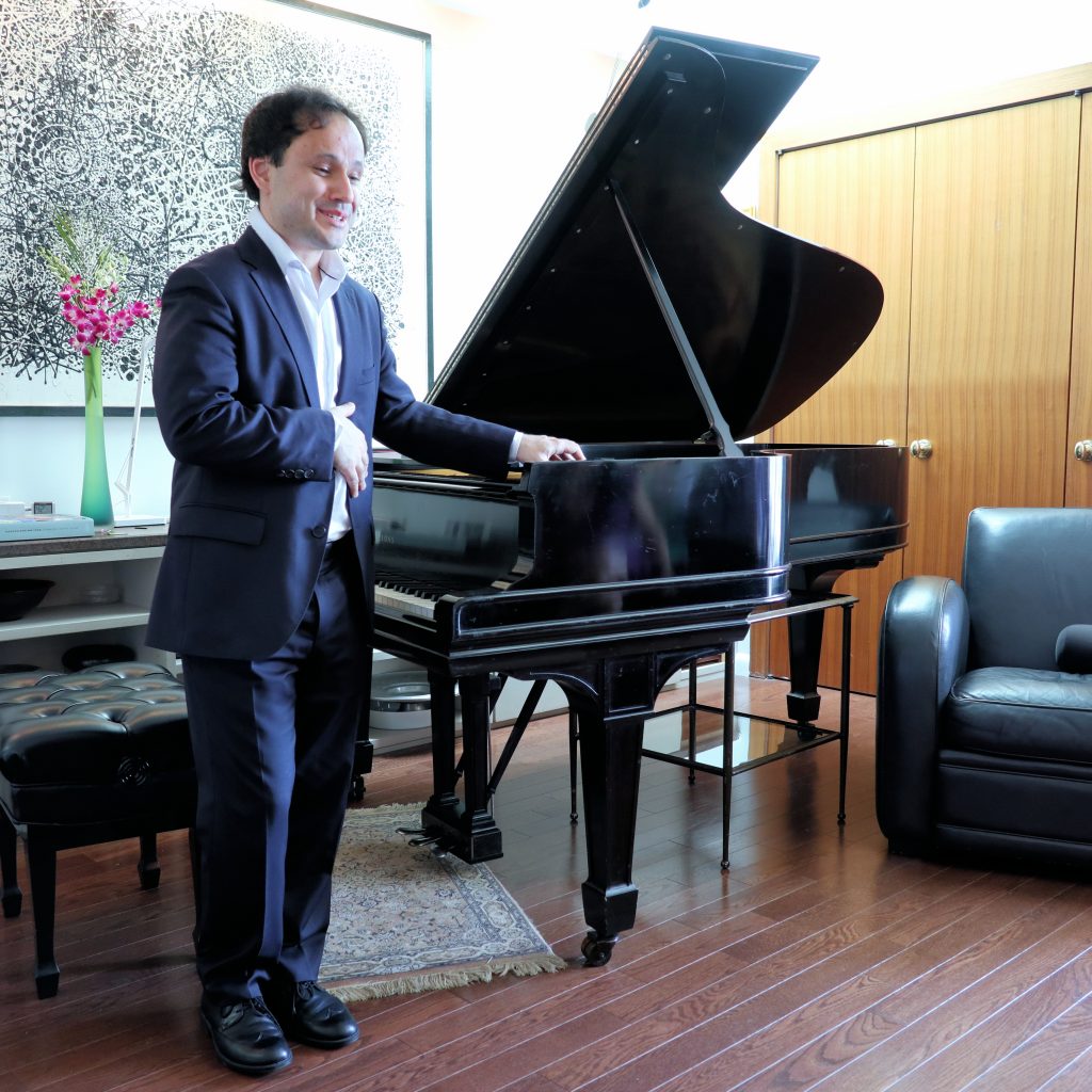 Pianist Ivan Gusev plays at Private Event - ROVING PIANIST